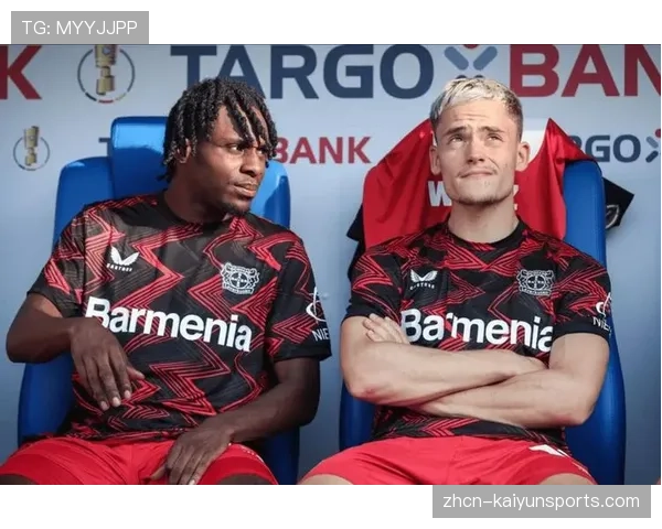 特写：维尔茨罚入制胜点球后，跑向看台与康复中的队友弗林蓬庆祝